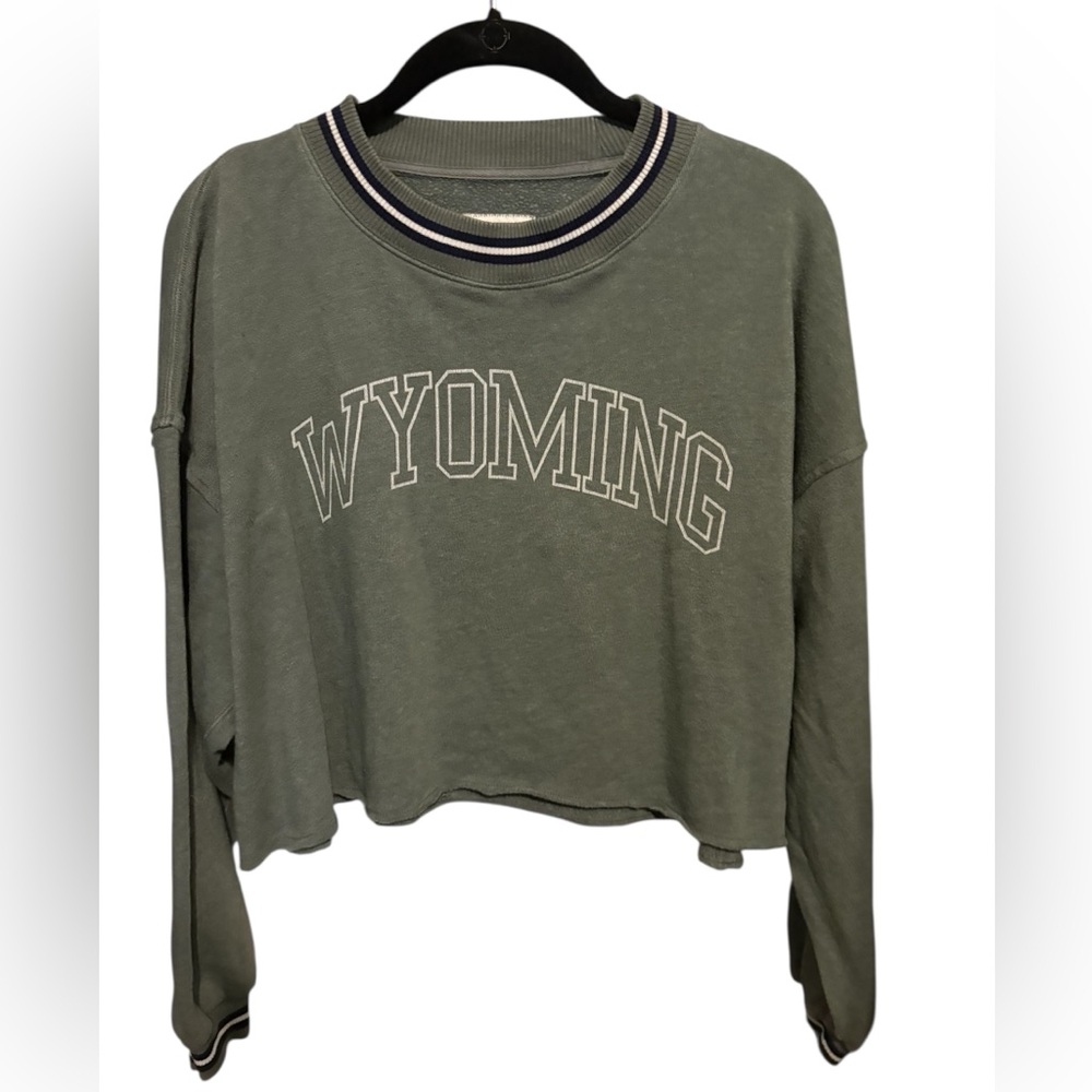 American Eagle Oversized Cropped
Wyoming sweatshirt size xs